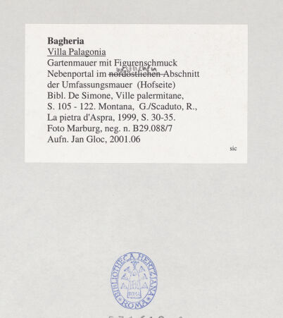 Rückseite von Foto Marburg [https://www.deutsche-digitale-bibliothek.de/content/lizenzen/rv-ez/] Skulpturengruppe aus fabelhaften und mythologischen Wesen, sog. MostriHoftor mit Drachen, Sirene und Mischwesen (Mostri) - Hofseite, Gesamtansicht, von Osten, bh531610_recto. Foto: Gloc, Jan.