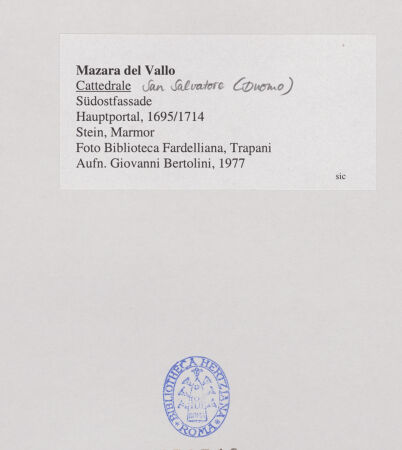 Rückseite von Biblioteca Fardelliana, Trapani [https://www.deutsche-digitale-bibliothek.de/content/lizenzen/rv-ez/] CattedraleHauptfassade - Hauptportal, bh531749_recto. Foto: Bertolini, Giovanni.