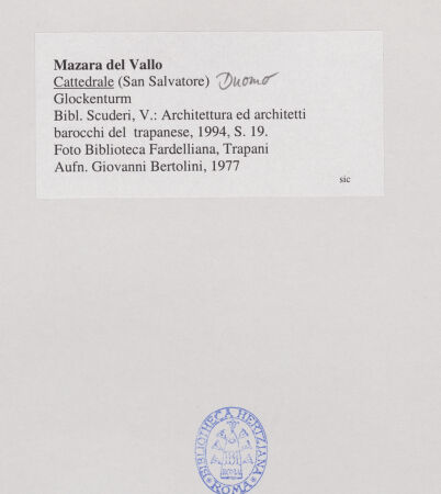 Rückseite von Biblioteca Fardelliana, Trapani [https://www.deutsche-digitale-bibliothek.de/content/lizenzen/rv-ez/] CattedraleGlockenturm - Ansicht von Nordosten, bh531755_recto. Foto: Bertolini, Giovanni.