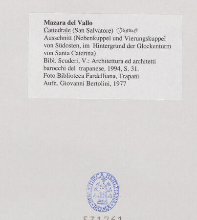 Rückseite von Biblioteca Fardelliana, Trapani [https://www.deutsche-digitale-bibliothek.de/content/lizenzen/rv-ez/] Cattedrale - Nordnebenkuppel und Vierungskuppel (im Hintergrund der Glockenturm von Santa Caterina), bh531761_recto. Foto: Bertolini, Giovanni.