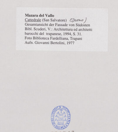 Rückseite von Biblioteca Fardelliana, Trapani [https://www.deutsche-digitale-bibliothek.de/content/lizenzen/rv-ez/] Cattedrale - Gesamtansicht der Fassade von Südosten und linke Seite, bh531763_recto. Foto: Bertolini, Giovanni.