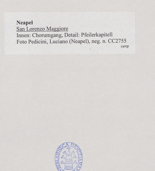 Rückseite von Pedicini, Luciano [https://www.deutsche-digitale-bibliothek.de/content/lizenzen/rv-ez/] San Lorenzo Maggiore - Pfeilerkapitell (zwischen Chorumgang und Kapelle), bh532001_recto. Foto: Pedicini, Luciano.