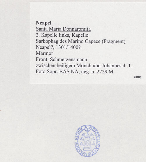 Rückseite von Sopr. BAS NA [https://www.deutsche-digitale-bibliothek.de/content/lizenzen/rv-ez/] Frontplatte des Sarkophags des Marino Capece (gest. 1335) - Front: Schmerzensmann zwischen heiligem Mönch und Johannes dem Täufer, bh532005_recto. Foto.