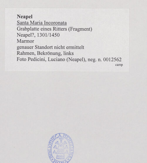 Rückseite von Pedicini, Luciano [https://www.deutsche-digitale-bibliothek.de/content/lizenzen/rv-ez/] Grabplatte eines Ritters (gest. 1383) - Rahmen, Bekrönung, links, bh532013_recto. Foto: Pedicini, Luciano.