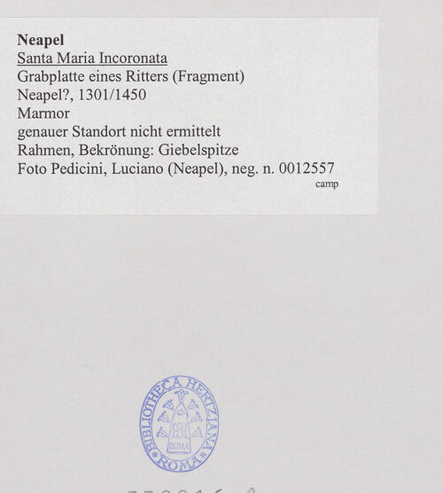 Rückseite von Pedicini, Luciano [https://www.deutsche-digitale-bibliothek.de/content/lizenzen/rv-ez/] Grabplatte eines Ritters (gest. 1383) - Rahmen, Bekrönung: Giebelspitze, bh532016_recto. Foto: Pedicini, Luciano.