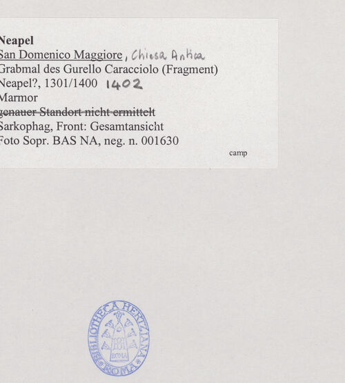 Rückseite von Sopr. BAS NA [https://www.deutsche-digitale-bibliothek.de/content/lizenzen/rv-ez/] Sarkophagfront des Gurello Caracciolo (gest. 1402) - Gesamtansicht, bh532032_recto. Foto.