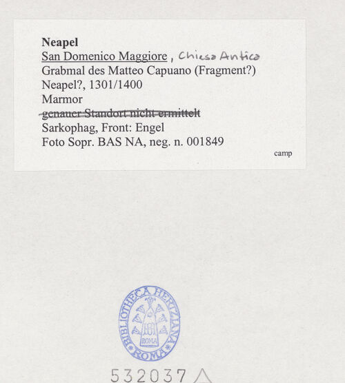 Rückseite von Sopr. BAS NA [https://www.deutsche-digitale-bibliothek.de/content/lizenzen/rv-ez/] Sarkophagfront des Matteo Capuano mit Darstellungen des Schmerzensmanns zusammen mit Maria und Johannes dem Evangelisten - Detail: Engel, bh532037_recto. Foto.