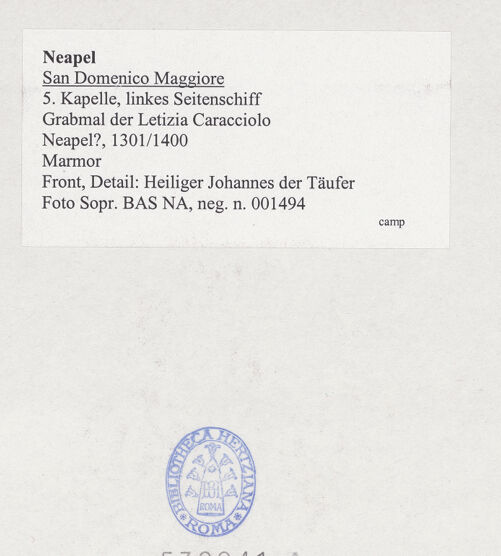 Rückseite von Sopr. BAS NA [https://www.deutsche-digitale-bibliothek.de/content/lizenzen/rv-ez/] Grabmal der Letizia Caracciolo (gest. 1340)Madonna zwischen Johannes dem Täufer und Katharina - Sarkophagfront: Johannes der Täufer, bh532041_recto. Foto.