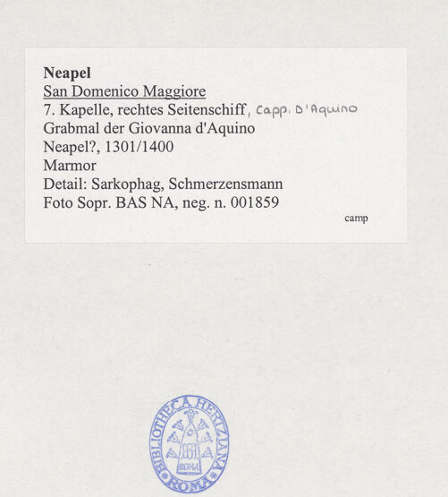 Rückseite von Sopr. BAS NA [https://www.deutsche-digitale-bibliothek.de/content/lizenzen/rv-ez/] Grabmal der Giovanna d'Aquino (gest. 1347)Schmerzensmann zwischen Maria und Johannes - Sarkophagfront, Detail: Schmerzensmann, bh532048_recto. Foto.