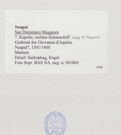 Rückseite von Sopr. BAS NA [https://www.deutsche-digitale-bibliothek.de/content/lizenzen/rv-ez/] Grabmal der Giovanna d'Aquino (gest. 1347)Schmerzensmann zwischen Maria und Johannes - Sarkophagfront, Detail: Engel und Wappen, bh532049_recto. Foto.