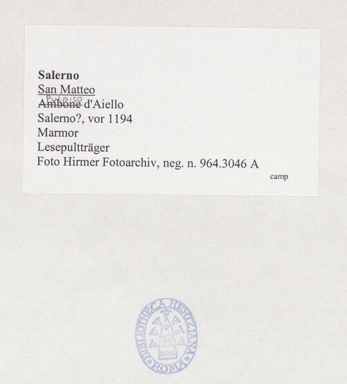 Rückseite von Hirmer Fotoarchiv [https://www.deutsche-digitale-bibliothek.de/content/lizenzen/rv-ez/] Rechte KanzelLesepult mit Adler und Mann - Frontalansicht, bh532090_recto. Foto.