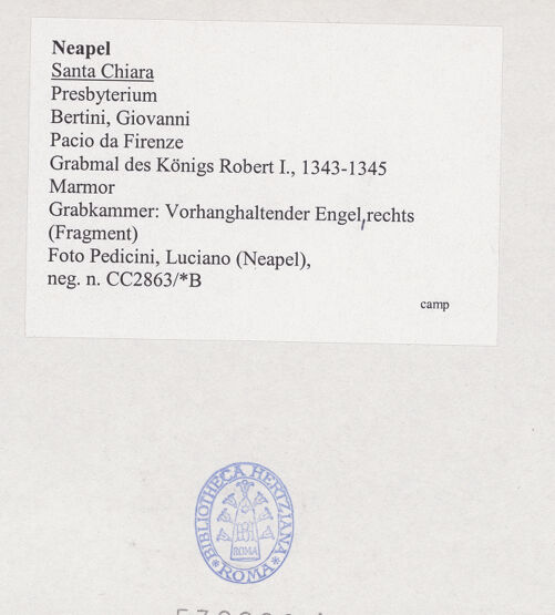 Rückseite von Pedicini, Luciano [https://www.deutsche-digitale-bibliothek.de/content/lizenzen/rv-ez/] Grabmal des Königs Robert I.Untere Hälfte: Karyatiden, Sarkophag und Grabkammer - Vorhanghaltender Engel, rechts, bh532208_recto. Foto: Pedicini, Luciano.