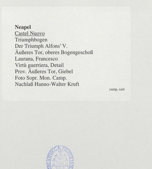 Rückseite von Sopr. BAS NA [https://www.deutsche-digitale-bibliothek.de/content/lizenzen/rv-ez/] Triumphbogen Alfonsos VVirtù guerriera - Obere Hälfte, Seitenansicht von links, bh532246_recto. Foto.