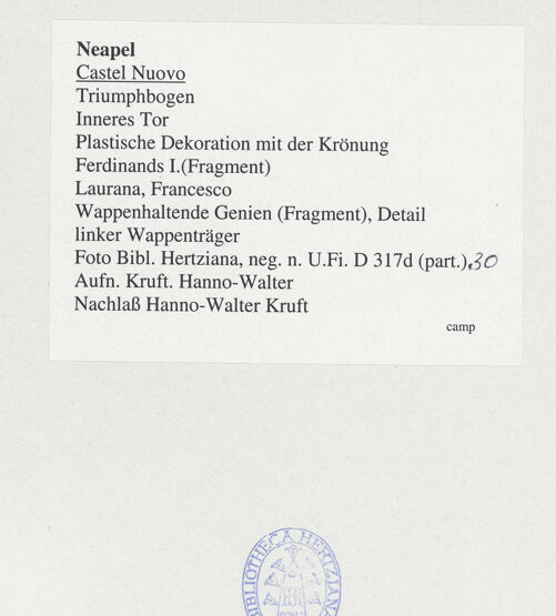 Rückseite von Bibliotheca Hertziana [https://www.deutsche-digitale-bibliothek.de/content/lizenzen/rv-fz/] Triumphbogen Alfonsos VPlastische Dekoration mit dem Relief der Krönung von Ferdinand I.Wappenhaltende Genien - Linker Genius, bh532259_recto. Foto.