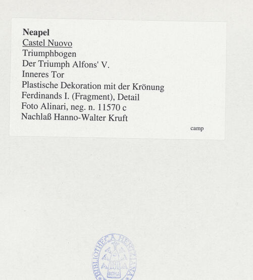 Rückseite von Alinari [https://www.deutsche-digitale-bibliothek.de/content/lizenzen/rv-ez/] Triumphbogen Alfonsos VPlastische Dekoration mit dem Relief der Krönung von Ferdinand I. - Teilansicht, bh532265_recto. Foto.