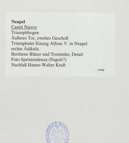 Rückseite von Sopr. BAS NA [https://www.deutsche-digitale-bibliothek.de/content/lizenzen/rv-ez/] Triumphbogen Alfonsos VTriumphaler Einzug Alfons V. in NeapelBerittene Bläser und Trommler - Musikanten, Detail: Oberkörper, bh532273_recto. Foto.