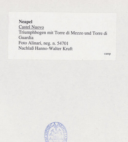Rückseite von Alinari [https://www.deutsche-digitale-bibliothek.de/content/lizenzen/rv-ez/] Triumphbogen Alfonsos V - Triumphbogen mit Torre di Mezzo und Torre di Guardia, bh532276_recto. Foto.