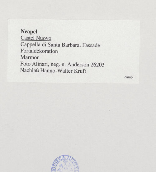 Rückseite von Alinari [https://www.deutsche-digitale-bibliothek.de/content/lizenzen/rv-ez/] Portaldekoration - Gesamtansicht, bh532279_recto. Foto.