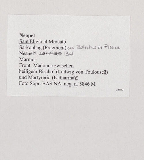 Rückseite von Sopr. BAS NA [https://www.deutsche-digitale-bibliothek.de/content/lizenzen/rv-ez/] Sarkophagfront des Bolectus de Planca (gest. 1341) - Front: Madonna zwischen heiligem Bischof (Ludwig von Toulouse) und Märtyrerin (Katharina), bh532459_recto. Foto.