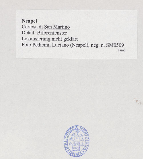 Rückseite von Pedicini, Luciano [https://www.deutsche-digitale-bibliothek.de/content/lizenzen/rv-ez/] Certosa di San Martino - Detail: Biforenfenster, bh532474_recto. Foto: Pedicini, Luciano.