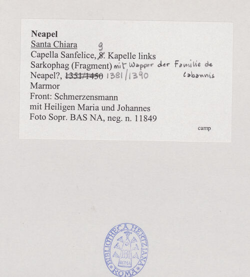 Rückseite von Sopr. BAS NA [https://www.deutsche-digitale-bibliothek.de/content/lizenzen/rv-ez/] Vorderplatte eines Sarkophags. Schmerzensmann mit Heiligen Maria und Johannes - Gesamtansicht, bh532476_recto. Foto.