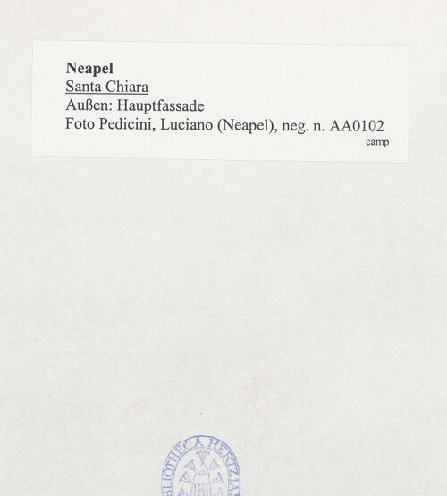 Rückseite von Pedicini, Luciano [https://www.deutsche-digitale-bibliothek.de/content/lizenzen/rv-ez/] Santa ChiaraHauptfassade (Nordwesten) - Schrägansicht von links, bh532508_recto. Foto: Pedicini, Luciano.