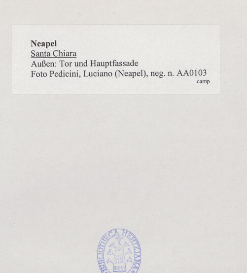 Rückseite von Pedicini, Luciano [https://www.deutsche-digitale-bibliothek.de/content/lizenzen/rv-ez/] Santa Chiara - Tor und Hauptfassade, bh532509_recto. Foto: Pedicini, Luciano.