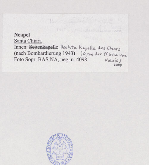 Rückseite von Sopr. BAS NA [https://www.deutsche-digitale-bibliothek.de/content/lizenzen/rv-ez/] Santa Chiara - Rechte Kapelle des Chors und Grab der Maria von Valois (nach Bombardierung 1943), bh532525_recto. Foto.