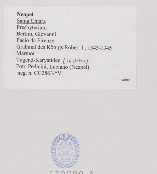 Rückseite von Pedicini, Luciano [https://www.deutsche-digitale-bibliothek.de/content/lizenzen/rv-ez/] Grabmal des Königs Robert I.Untere Hälfte: Karyatiden, Sarkophag und GrabkammerRechter Pfeiler mit Tugenden - Iustitia, bh532700_recto. Foto: Pedicini, Luciano.