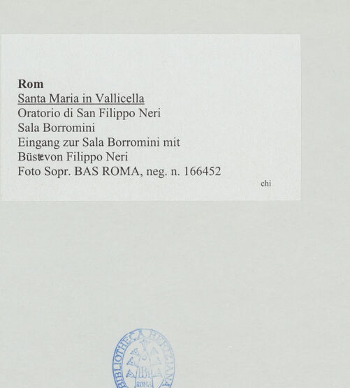 Rückseite von Sopr. BAS ROMA [https://www.deutsche-digitale-bibliothek.de/content/lizenzen/rv-ez/] Santa Maria in VallicellaOratorio di San Filippo Neri - Eingang zur Sala Borromini mit Büste von Filippo Neri, bh533593_recto. Foto.