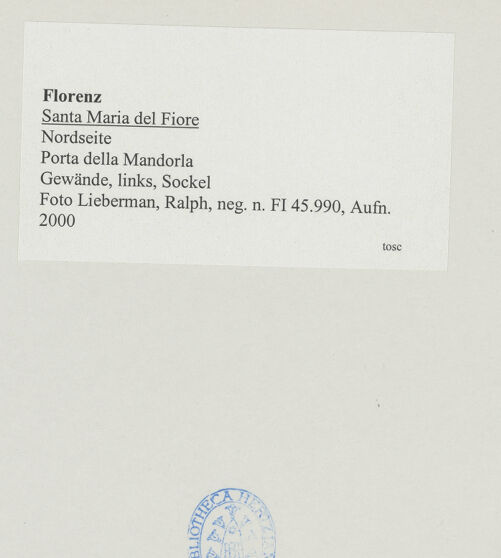 Rückseite von Lieberman, Ralph [https://www.deutsche-digitale-bibliothek.de/content/lizenzen/rv-ez/] Porta della MandorlaSkulpturenschmuck des Gewändes und des Türrahmens - Gewände, links, Sockel, bh533738_recto. Foto.