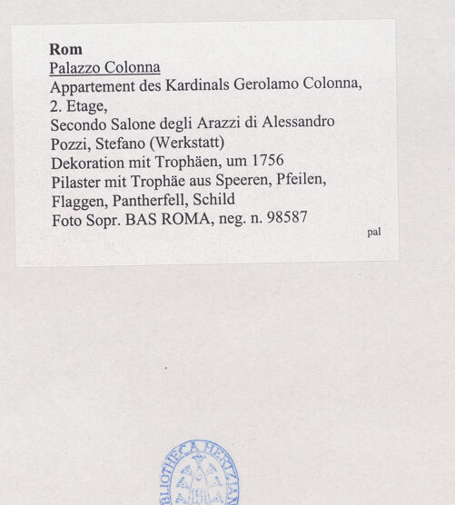 Rückseite von Sopr. BAS ROMA [https://www.deutsche-digitale-bibliothek.de/content/lizenzen/rv-ez/] Dekoration mit Trophäen - Pilaster mit Trophäe aus Rüstung, Flaggen, Turban, Fanfaren, bh533997_recto. Foto.