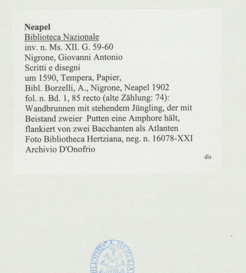 Rückseite von Bibliotheca Hertziana [http://creativecommons.org/publicdomain/mark/1.0/] Scritti e disegniWandbrunnen mit stehendem Jüngling, der mit Beistand zweier Putten eine Amphore hält, flankiert von zwei Bacchanten als Atlanten - , bh534352_recto. Foto: D'Onofrio, Cesare.