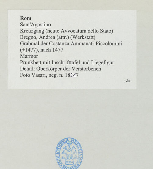 Rückseite von Vasari [https://www.deutsche-digitale-bibliothek.de/content/lizenzen/rv-ez/] Grabmal der Costanza Ammanati-Piccolomini (+1477)Prunkbett mit Inschrifttafel und Liegefigur - Detail: Oberkörper der Verstorbenen, bh534413_recto. Foto.