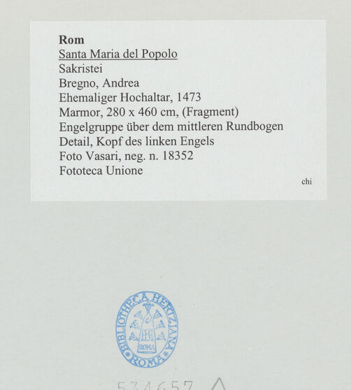 Rückseite von Vasari [https://www.deutsche-digitale-bibliothek.de/content/lizenzen/rv-ez/] Ehemaliger HochaltarEngelgruppe über dem mittleren Rundbogen - Detail, Kopf des linken Engels, bh534657_recto. Foto.