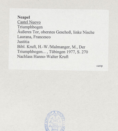 Rückseite von unbekannt [https://www.deutsche-digitale-bibliothek.de/content/lizenzen/rv-fz/] Triumphbogen Alfonsos VJustitia - Gesamtansicht, bh535663_recto. Foto.