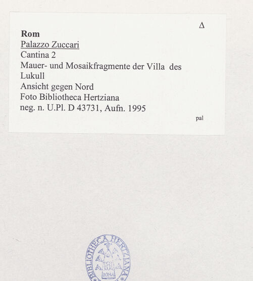 Rückseite von Bibliotheca Hertziana [https://www.deutsche-digitale-bibliothek.de/content/lizenzen/rv-fz/] Gärten des Lucullus (Lukull) - Mauerfragment mit Freilegungen in Opus reticulatum und Mosaikfragment (Ansicht gegen Nord), bh536072_recto. Foto.