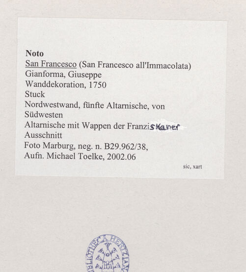 Rückseite von Foto Marburg [https://www.deutsche-digitale-bibliothek.de/content/lizenzen/rv-ez/] WanddekorationAltarnische mit Wappen der Franziskaner - Detail: Wappen der Franziskaner, bh536838_recto. Foto: Tölke, Michael.