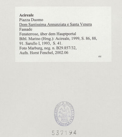 Rückseite von Foto Marburg [https://www.deutsche-digitale-bibliothek.de/content/lizenzen/rv-ez/] DuomoWestfassade - Fensterrose über dem Hauptportal, bh537194_recto. Foto: Fenchel, Horst.