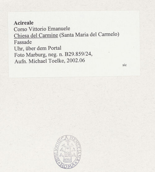 Rückseite von Foto Marburg [https://www.deutsche-digitale-bibliothek.de/content/lizenzen/rv-ez/] Chiesa del Carmine - Uhr über dem Portal, bh537205_recto. Foto: Fenchel, Horst / Tölke, Michael.