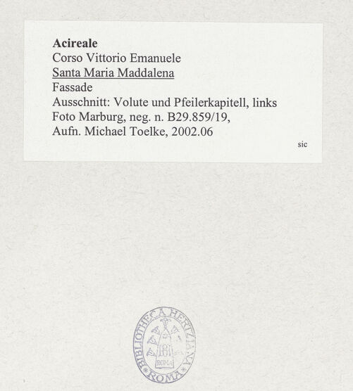 Rückseite von Foto Marburg [https://www.deutsche-digitale-bibliothek.de/content/lizenzen/rv-ez/] Santa Maria Maddalena - Fassade (Ausschnitt: Volute und Pfeilerkapitell links), bh537209_recto. Foto: Fenchel, Horst / Tölke, Michael.