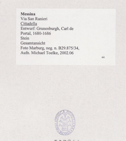 Rückseite von Foto Marburg [https://www.deutsche-digitale-bibliothek.de/content/lizenzen/rv-ez/] Portal der Cittadella - Gesamtansicht, bh537744_recto. Foto: Tölke, Michael.