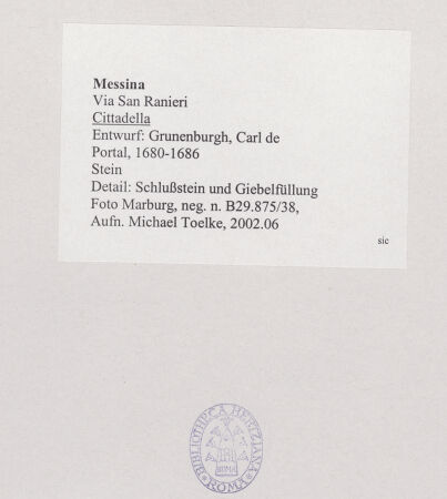 Rückseite von Foto Marburg [https://www.deutsche-digitale-bibliothek.de/content/lizenzen/rv-ez/] Portal der Cittadella - Detail: Schlußstein und Giebelfüllung, bh537747_recto. Foto: Tölke, Michael.