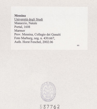 Rückseite von Foto Marburg [https://www.deutsche-digitale-bibliothek.de/content/lizenzen/rv-ez/] Hauptportal - Gesamtansicht, bh537762_recto. Foto: Fenchel, Horst.