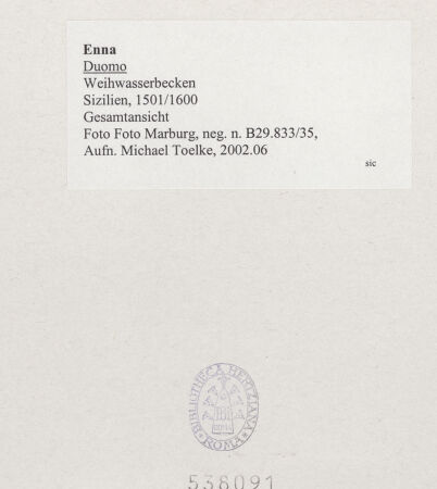 Rückseite von Foto Marburg [https://www.deutsche-digitale-bibliothek.de/content/lizenzen/rv-ez/] Weihwasserbecken mit Putten - Gesamtansicht, bh538091_recto. Foto: Tölke, Michael.