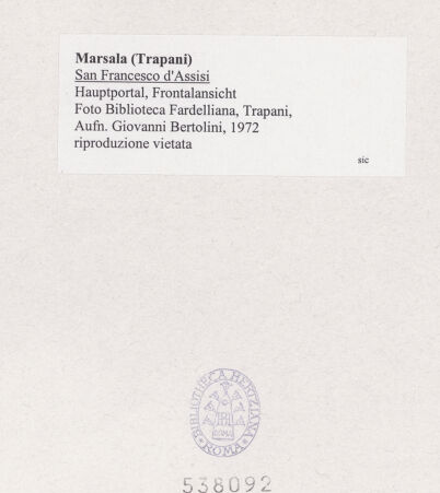 Rückseite von Biblioteca Fardelliana, Trapani [https://www.deutsche-digitale-bibliothek.de/content/lizenzen/rv-ez/] San Francesco d'Assisi - Hauptportal, Frontalansicht (vor der Restaurierung), bh538092_recto. Foto: Bertolini, Giovanni.