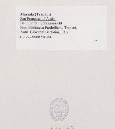 Rückseite von Biblioteca Fardelliana, Trapani [https://www.deutsche-digitale-bibliothek.de/content/lizenzen/rv-ez/] San Francesco d'Assisi - Hauptportal, Schrägansicht (vor der Restaurierung), bh538093_recto. Foto: Bertolini, Giovanni.