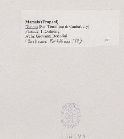 Rückseite von Biblioteca Fardelliana, Trapani [https://www.deutsche-digitale-bibliothek.de/content/lizenzen/rv-ez/] Duomo - Fassade, erste Ordnung, bh538094_recto. Foto: Bertolini, Giovanni.