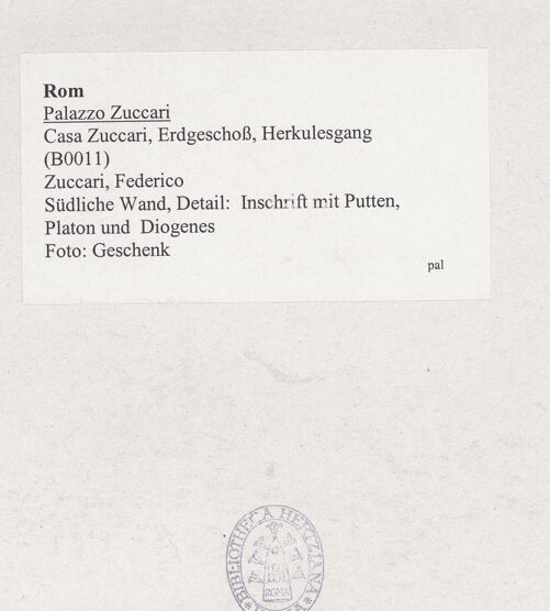 Rückseite von unbekannt [https://www.deutsche-digitale-bibliothek.de/content/lizenzen/rv-fz/] Die Taten des Herkules und Laubengang mit Tieren - Südliche Wand, Detail: Inschrift mit Putten, Platon und Diogenes, bh538182_recto. Foto.