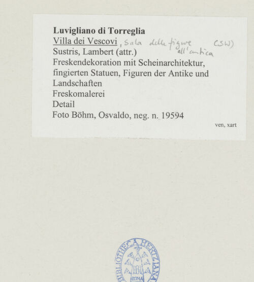 Rückseite von Böhm, Osvaldo [https://www.deutsche-digitale-bibliothek.de/content/lizenzen/rv-ez/] Freskendekoration mit Scheinarchitektur, fingierten Statuen, Figuren der Antike, Landschaften und mythologischen Szenen - Südwestliche Ecke, bh538547_recto. Foto.